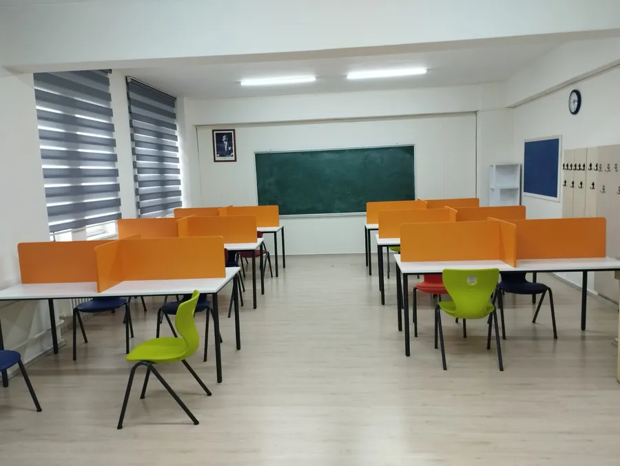 Abdi İbrahim Ortaokulu akademik çalışma sınıfı, bireysel odaklanmaya uygun düzenlenen soru çözüm ve ders çalışma ortamı