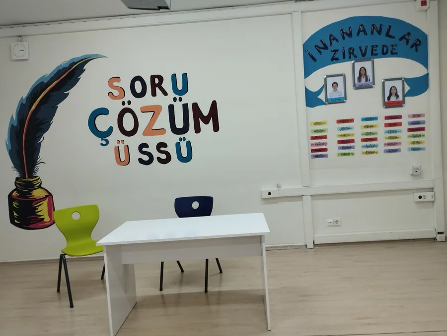 Abdi İbrahim Ortaokulu Soru Çözüm Üssü sınıfı, deneme sınavı sonrası bireysel akademik destek ve soru çözüm çalışmaları için hazırlanan özel eğitim alanı