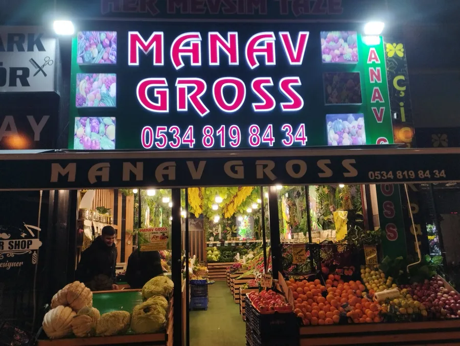 Bahçekent’te Mirac ve Murat kardeşlerin işlettiği Manav Gross’un dış cephe görünümü; akşam saatlerinde açık olan manavda taze ve rengârenk meyve sebze tezgâhları.
