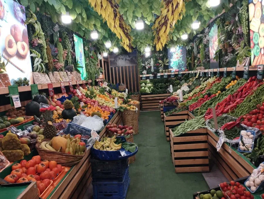 Bahçekent’te hizmet veren iki kardeş manavının iç görünümü; tezgâhlarda günlük tedarik edilen taze ve rengârenk meyve sebzeler, hijyenik ve düzenli satış alanı.