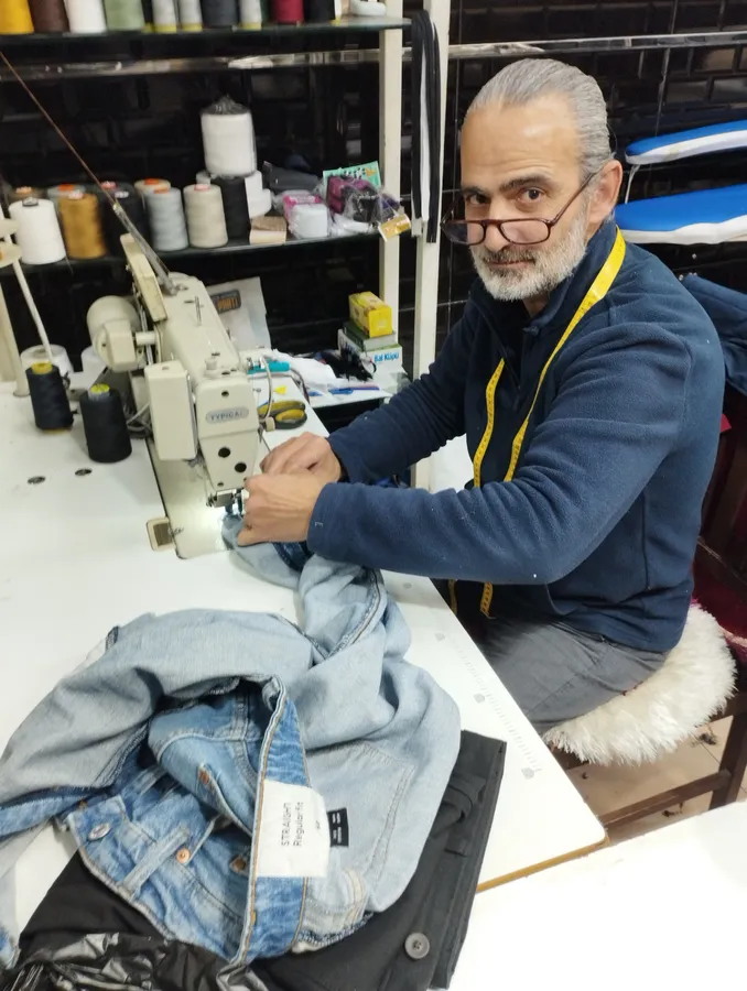 Ömerli Kiptaş 2 Konutları’nda hizmet veren Terzi Bayram Eskiköy’ün atölyesinde pantolon tadilatı yaparken çekilen görüntü, bay bayan terzilikte tecrübe ve ustalığı yansıtıyor.