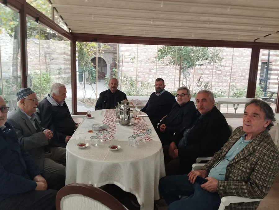 Manisa Vakfı’nın Dünya Engelliler Günü programına katılan vakıf yöneticileri ve misafirler, engelli bireylerin sorunlarını ve çözüm önerilerini konuşmak üzere samimi bir toplantıda buluştu.