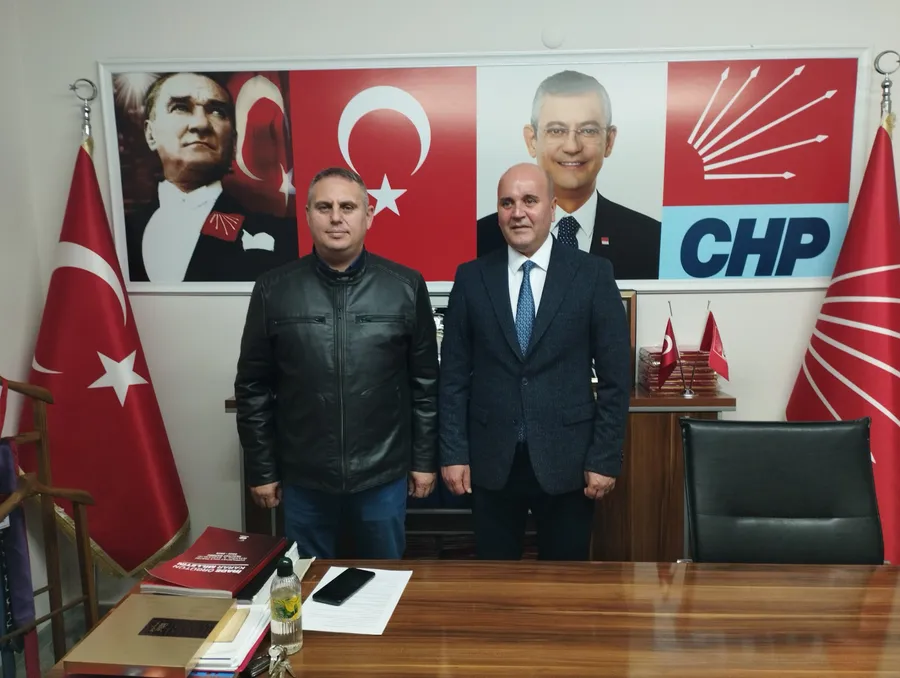 Tarık Barka ve Beyzade Kayabaşı’nın Başakşehir’de siyasi nezaket ve iş birliği vurgusu yaptığı ziyaret sırasında çekilen hatıra fotoğrafı.