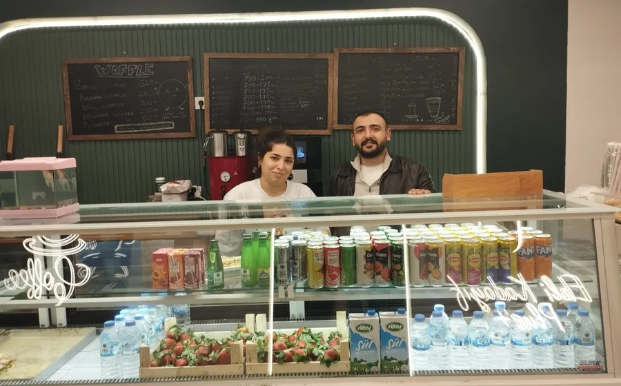 “Ehl-i Kadayıf Bahçekent işletmecileri Ümit Bey ve eşi; güler yüzlü, hijyenik ve aile sıcaklığında hizmet sunan genç esnaf çifti.”