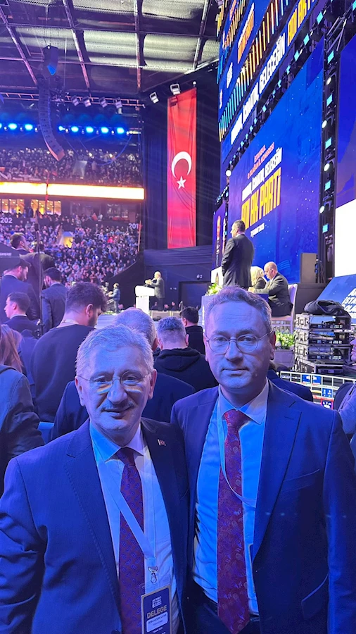 Başakşehir İlçe Başkanı Sebahatdin Kayas ile Başakşehir Belediye Başkanı Yasin Kartoğlu Kongrede birlikte fotoğraf  çekildiler.