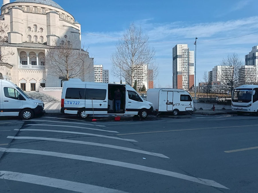 Servis şoförleri, cami çeşmesini araç yıkamak için kullanarak cemaati rahatsız ediyor.