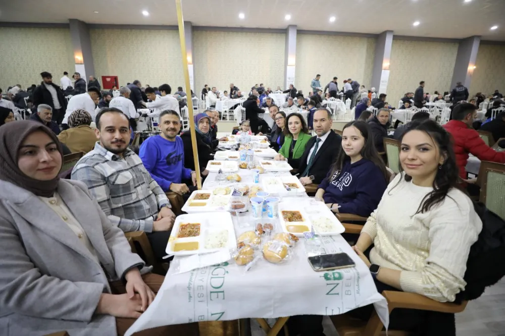 BAŞKAN ÖZDEMİR İFTARINI BELEDİYE PERSONELİYLE YAPTI