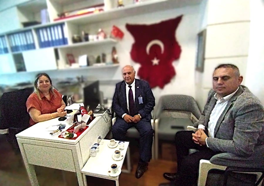 Demokrat Parti Genel Merkezi'nde Ercan Kutlu, Rafet Barka ve Tarık Barka'yı güler yüzüyle karşılayan özel kalem Işıl Hanım ile Ankara'da çekilen hatıra fotoğrafı.