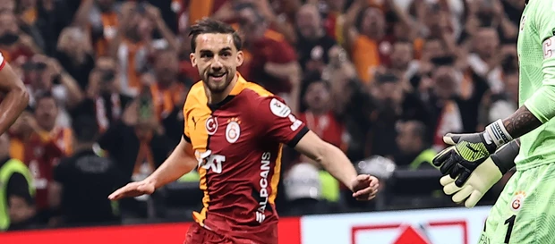 Galatasaraylı futbolcu Berkan Kutlu’nun şampiyonluk sonrası açıklama yaptığı anın görüntüsü.