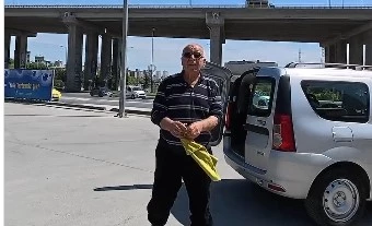 Başakşehir Millet Bahçesi’ndeki oto yıkama alanında, emekli bir vatandaş aracını uygun fiyata yıkadıktan sonra memnuniyetini dile getiriyor; aynı zamanda emekliler için ucuz çay içilebilecek sosyal bir alan talebinde bulunuyor.