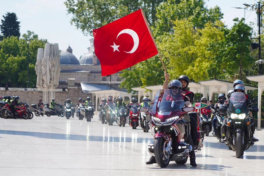 Fatih Camii’nden başlayan ve Ayasofya’ya uzanan “Fethin İzinden” konvoyunda motosikletli ve bisikletli katılımcılar, Türk bayraklarıyla tarihi yarımadada buluştu.