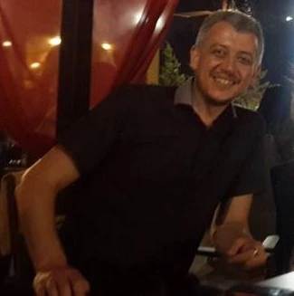 Sırmakeş Bahçekent Şubesi'nin işletmecisi Ali Metin Çelenk, güler yüzlü hizmet anlayışıyla müşterilerine kaliteli ve doğal içme suyu sunuyor.