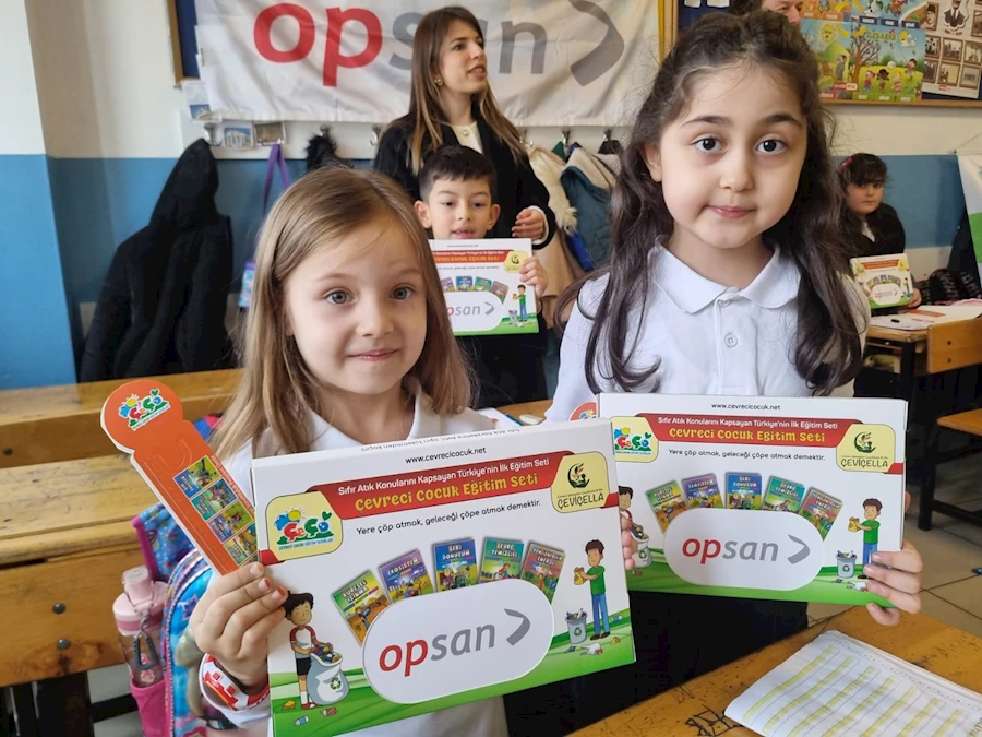 Sıfır Atık konulu Çevreci Çocuk Eğitim Seti’ni ellerinde tutan ilkokul öğrencileri, çevreye duyarlı bir gelecek için bilinçleniyor.