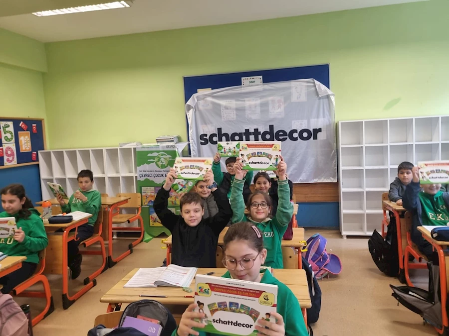 Sıfır Atık temalı Çevreci Çocuk Eğitim Seti’ni ellerinde tutan öğrenciler, Schattdecor desteğiyle çevre bilinci kazanıyor ve sürdürülebilir yaşama hazırlanıyor.