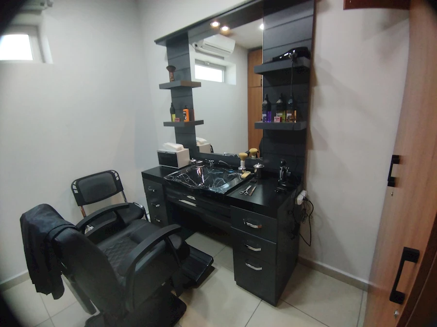 Başakşehir Bizim Çınarlar Yaşam Merkezi’nde yer alan emeklilere özel berber salonu görülüyor. Modern siyah koltuk, aynalı tezgâh, traş malzemeleri, raflarda bakım ürünleri ve temiz bir ortam dikkat çekiyor. Duvarlar sade ve ferah. Bu oda, merkeze gelen emekli vatandaşlara ayda bir kez ücretsiz hizmet sunuyor.