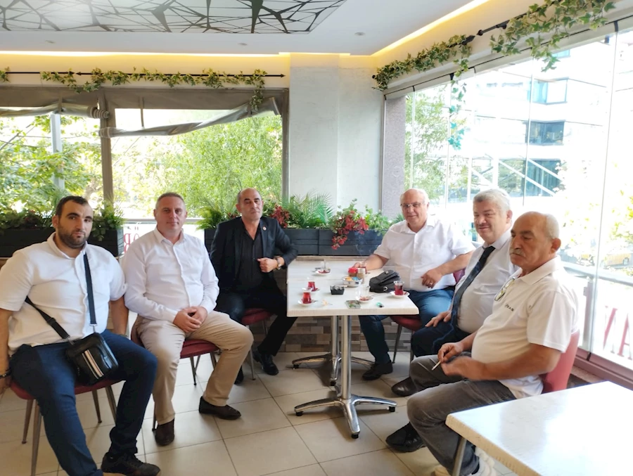 “Demokrat Parti toplantısı sonrasında Manyas eski Belediye Başkanı Rafet Barka, Demokrat Parti İlçe Başkanı Hüseyin Aksoy ve partililer samimi bir sohbette.”