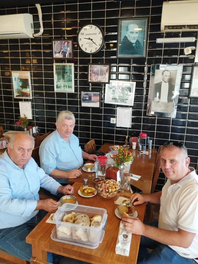 “Karacabey Meydan Çorbacısı’nda Ercan Kutlu, Rafet Barka ve Tarık Barka; çorbanın ve meşhur Höşmerim tatlısının tadına bakarken, işletmenin hijyenik ortamı ve güler yüzlü hizmetiyle keyifli bir mola verdi.”