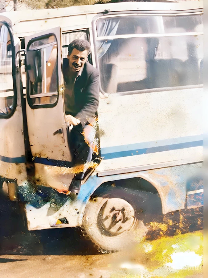 Eski bir Mercedes otobüsün direksiyonunda oturan Otobüsçü Emmi Dayı (Ali Osman Benli), köyden şehre insanları taşıyan fedakâr otobüs kaptanı.