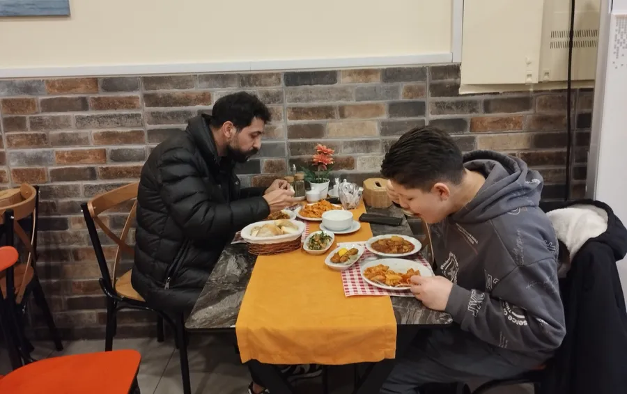 Bahçekent’te Nevale Yemek’te yemek yiyen bölgenin tanınmış esnaflarından Kuaför Süleyman Doru, ev tadında sulu yemekleri beğenen yerel esnaf müşterisi