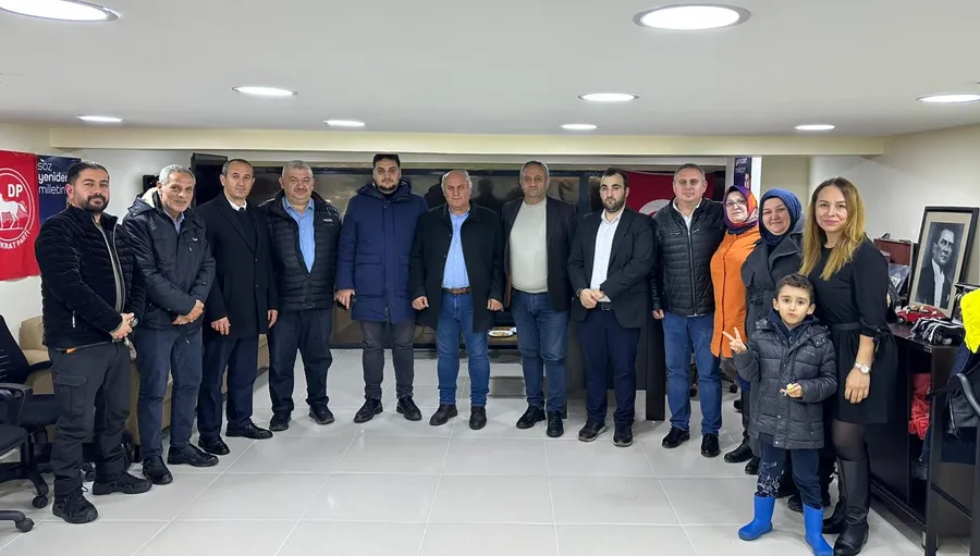 Demokrat Parti Başakşehir İlçe Başkanlığı’nda İl Başkanı Adem İpek’in katılımıyla yapılan aylık yönetim kurulu toplantısına katılan teşkilat mensuplarının toplu hatıra fotoğrafı
