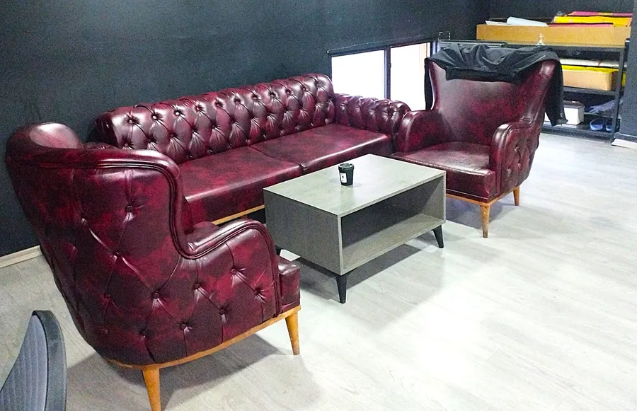 Bahçekent’te hizmet veren Lobi Garage oto yıkama ve detaylı araç bakım merkezinin modern, temiz ve konforlu bekleme salonu, müşterilere rahat bir hizmet deneyimi sunuyor.