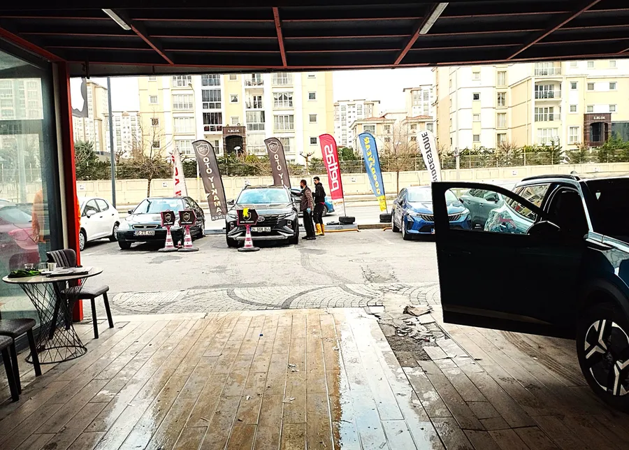 Bahçekent’te hizmet veren Lobi Garage oto yıkama ve detaylı araç bakım merkezinde, araçlar profesyonel ekip tarafından titizlikle temizlenirken modern ve ferah çalışma alanı dikkat çekiyor.