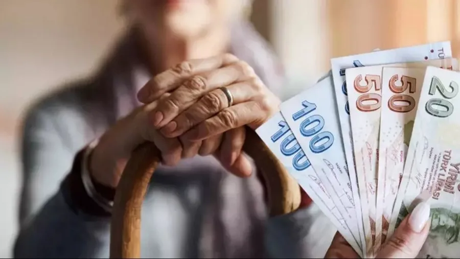 Türkiye’de emekliler, maaş artışına ek olarak refah payı beklentisini dile getiriyor.