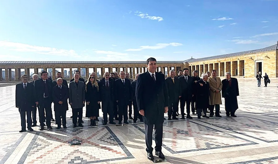 Demokrat Parti Genel Başkanı Gültekin Uysal’ın parti kurmaylarıyla birlikte Anıtkabir ziyareti sırasında çekilen toplu fotoğraf