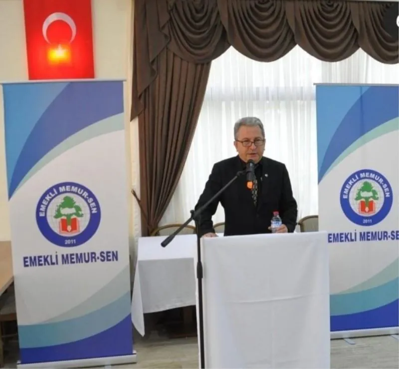 Emekli Memur-Sen İstanbul İl Başkanı Arslan Özüduruk kürsüde konuşurken, emekli maaşları ve geçim sıkıntısı hakkında açıklama yaptığı toplantıdan görüntü