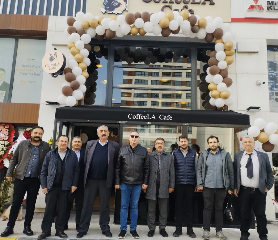 CoffeeLA Cafe açılışı, Ali Özdemir ve davetlilerle birlikte Bahçekent’te gerçekleştirilen yoğun katılımlı açılış programı.