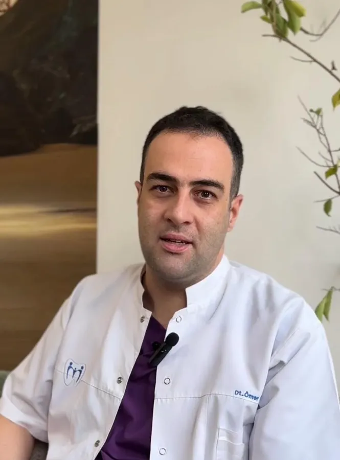 Ağız, diş ve çene cerrahisi uzmanı Uzm. Dt. Ömer Pirinç’in klinik ortamda çekilmiş portresi; çene eklem rahatsızlıkları, horlama ve fonksiyonel cerrahi uygulamalar üzerine uzman çalışmaları.
