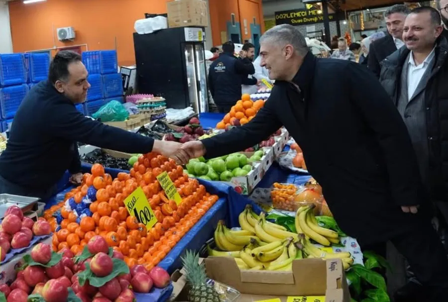 Feti Ahmet Balin Pazartürk esnaf ziyareti sırasında tezgâh başında esnafla tokalaşırken, Bahçeşehir’de Ramazan öncesi saha buluşması
