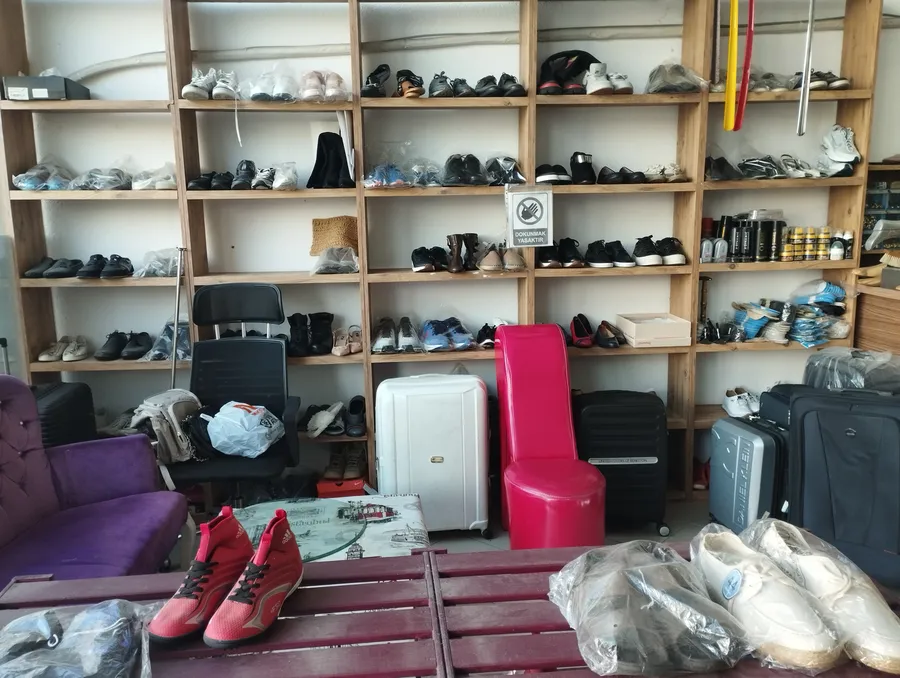 Bahçekent ayakkabı tamiri hizmeti veren Murat Karakuş’un lostra dükkânında tamir ve yenileme için hazırlanan ayakkabılar