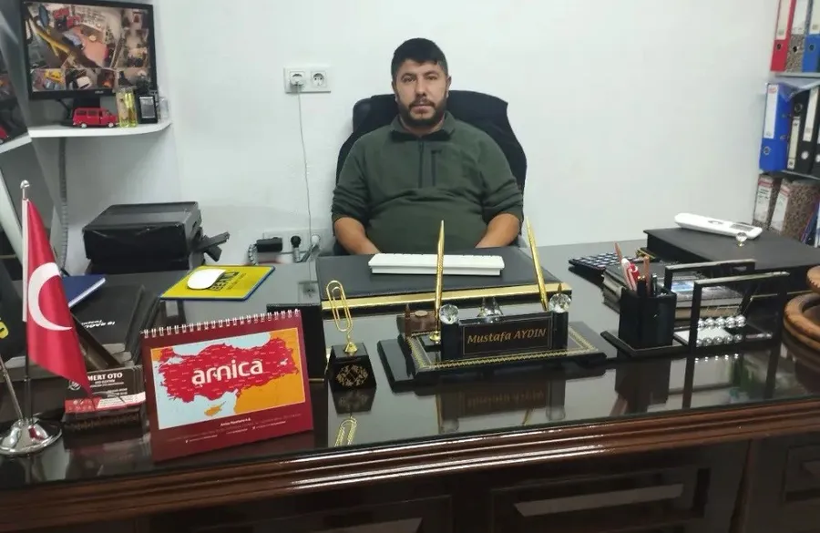 Bahçeşehir Evren Oto Sanayi’de Mert Oto Elektrik’in sahibi Mustafa Aydın ofisinde; Varta ve Yiğit Akü bölge yetkilisi, MEB onaylı oto elektrik ve oto anahtar uzmanı.