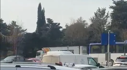 Bahçekent Akzirve ana cadde trafik sıkışıklığı, sürücü kursu araçları nedeniyle kilitlenen Bahçeşehir trafiği, yoğun araç kuyruğu ve şehir içi ulaşım sorunu