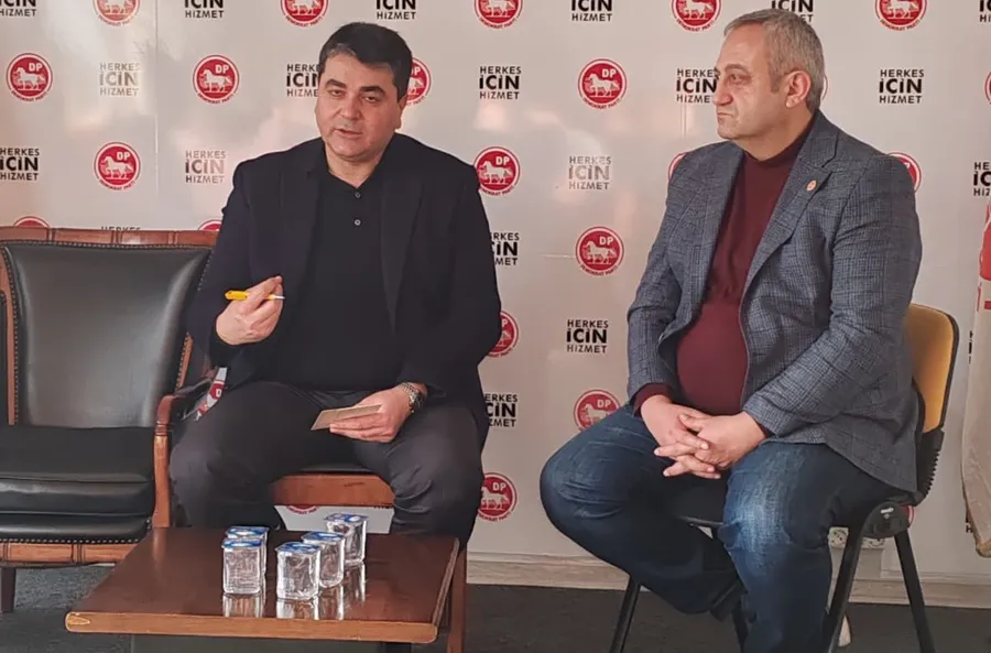 Demokrat Parti Genel Başkanı Gültekin Uysal ve Demokrat Parti İl Başkanı Adem İpek, il başkanlığında düzenlenen toplantıda değerlendirmelerde bulunuyor.