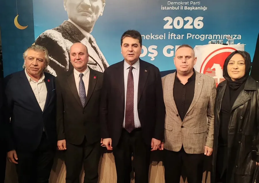 Gültekin Uysal Demokrat Parti İstanbul iftar programında Tarık Barka, Ayşegül Tuncer ve Beyzade Kayabaşı ile birlikte hatıra fotoğrafı çekerken