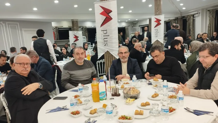 M Plus Grup’un düzenlediği iftar programında sektör temsilcileri ve davetlilerin katıldığı kalabalık organizasyondan genel görünüm.
