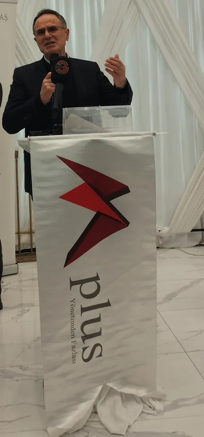 M Plus Grup Başkanı İlhan Aydın Kartal’ın iftar programında site yönetimi reformu ve Kat Mülkiyeti Kanunu hakkında konuşma yaptığı an.