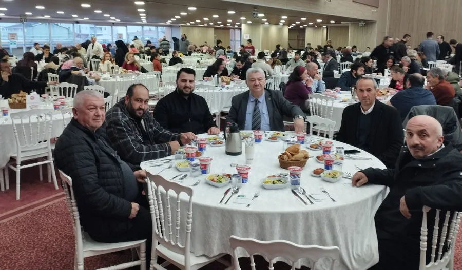 Demokrat Parti İstanbul iftar programında 1600 kişilik salonda davetliler dolu masalarda iftar yaparken genel atmosfer görüntüsü
