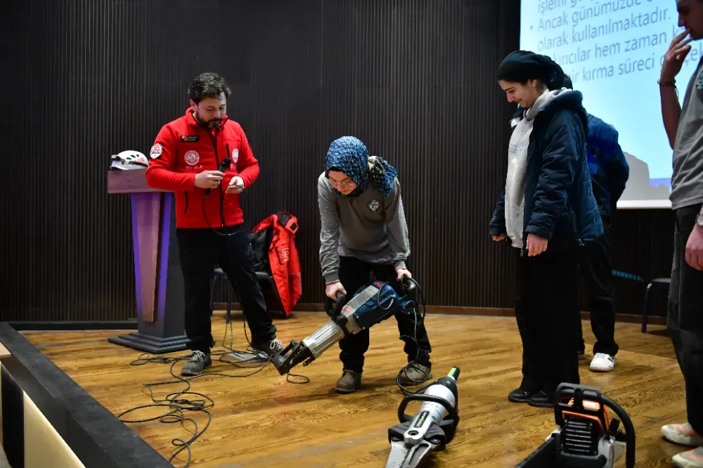 Lise Öğrencileri Afet Eğitimiyle Bilinçleniyor