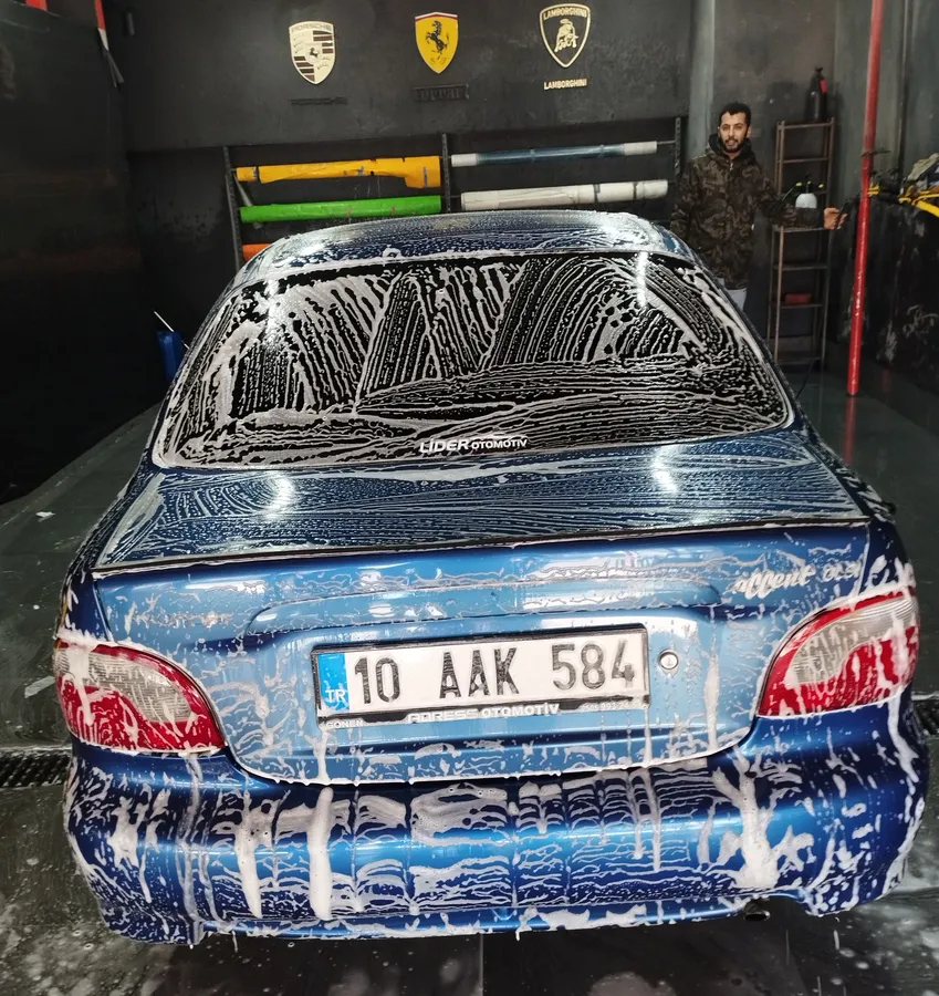 Bahçekent’te Lobi Garage’da Oğuzhan ve Çağrı tarafından köpüklü oto yıkama işlemi yapılan araç.