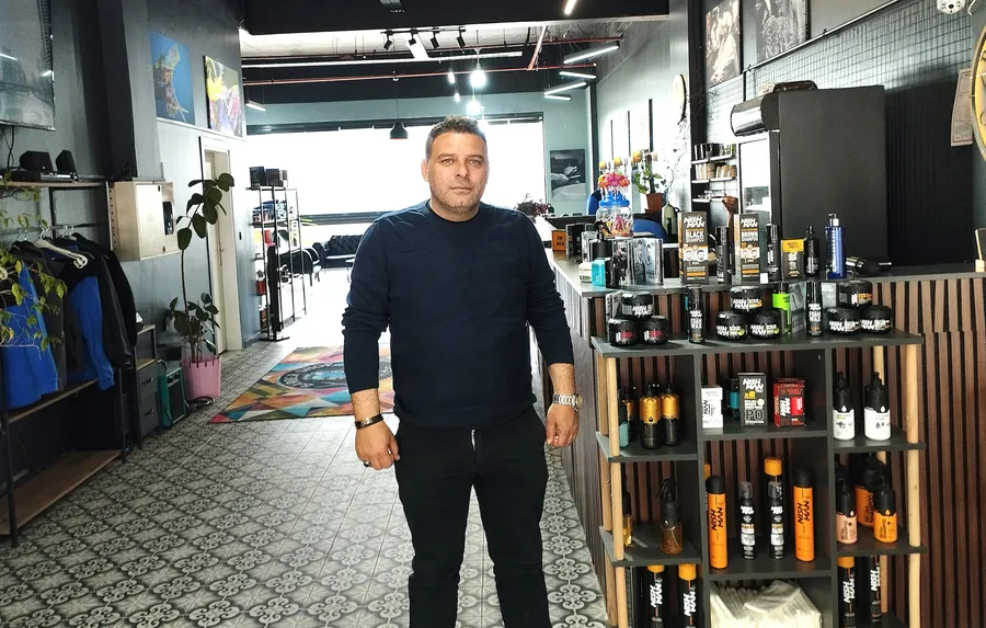 Bahçekent Mercedes Bulvarı Flora Outlet Çarşısı içinde hizmet veren Oğuz Türkiş Barber Shop işletme sahibi Oğuz Türkiş salon içinde müşterilerini ağırlarken