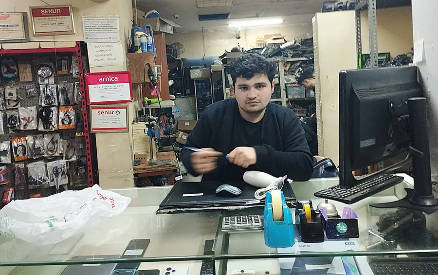 Bahçeşehir’de 3GEN Elektronik Servisi’nde çalışan Hakan Usta, cep telefonu ve küçük ev aletleri tamiri yaparken görüntülendi.