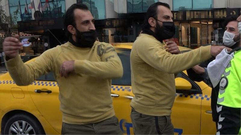 Taksim’de turist kendisini uyaran polise saldirdi