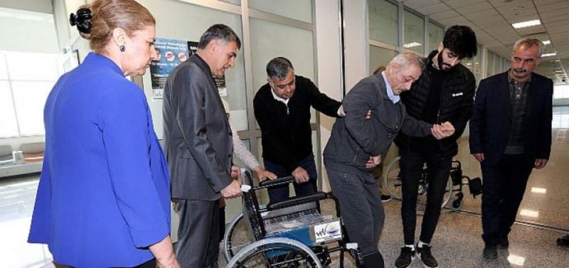 Van Büyüksehir, 7 Engelli Vatandasa Tekerlekli Sandalye Hediye Etti