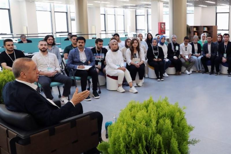 Cumhurbaskani Erdogan, kütüphane açilisi sonrasi gençlerle bir arada