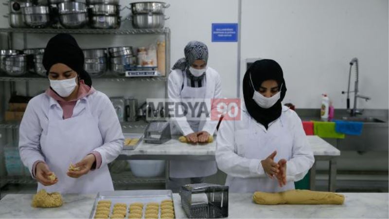 IMHAD  günlük 700 kisi için sicak yemek ve 2 bin ekmek üretiliyor