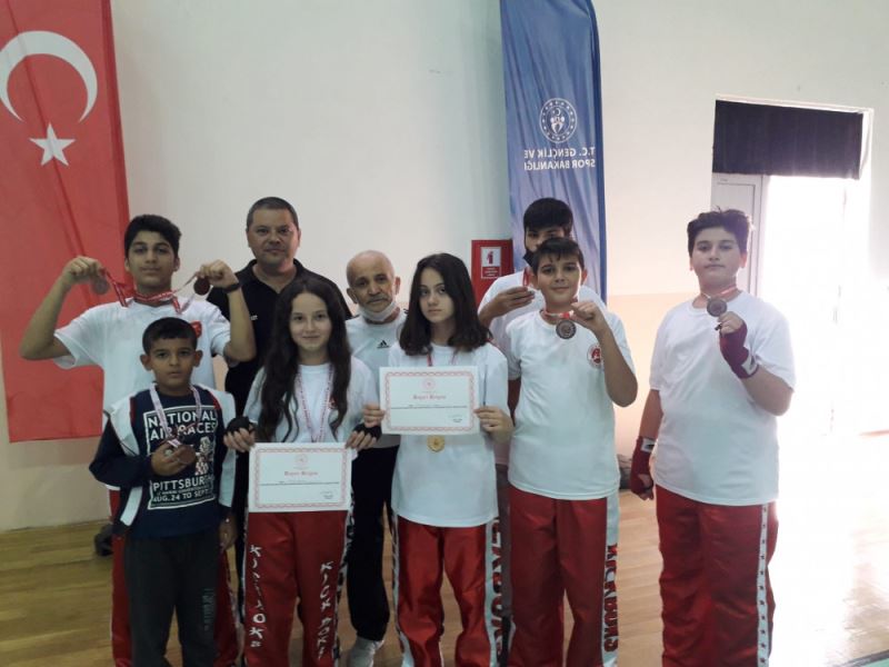 Karabaglar Halk egitimi merkezi Kick Bokscularindan  17 madalya
