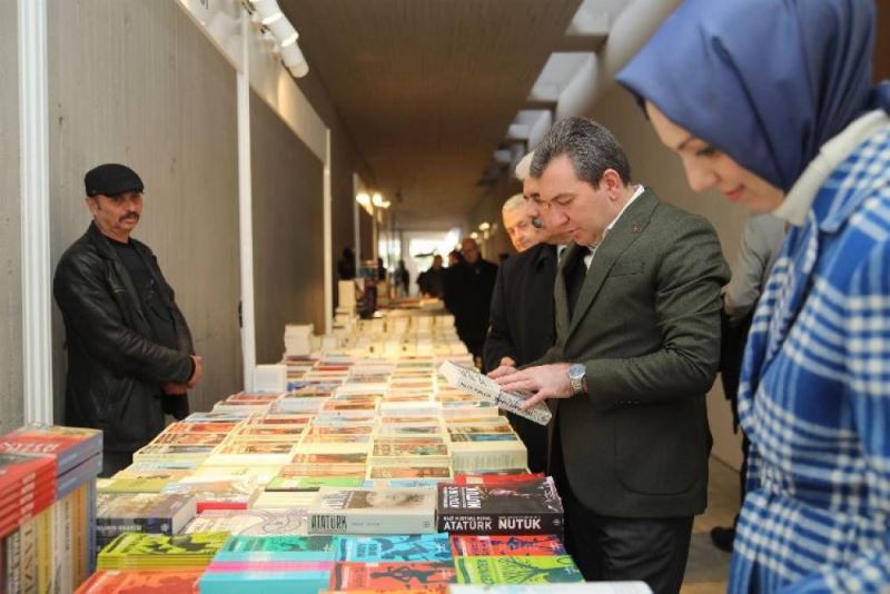 Izmir Bergama Kitap Günleri açildi